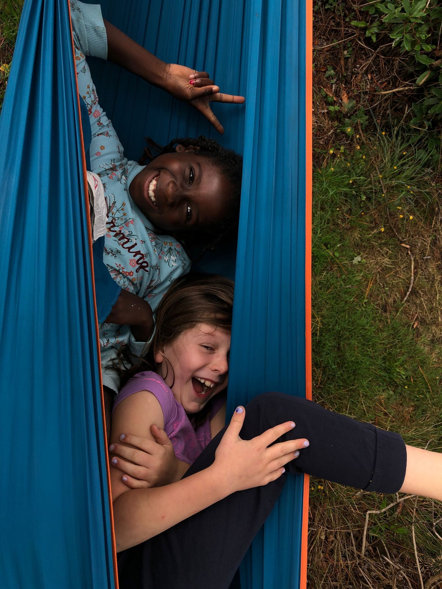 hamac camping sourire copains colonies de vacances colos pas cher